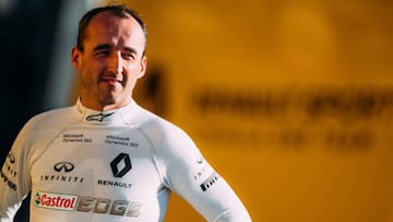 Robert Kubica con la vestimenta de Renault.