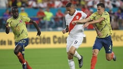 Santiago Arias y Davinson S&aacute;nchez durante el partido entre Colombia y P&eacute;ru.