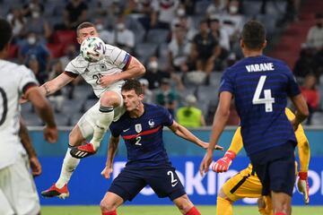 Robin Gosens y Benjamin Pavard.