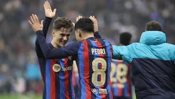 Gavi y Pedri celebran la Supercopa de Espa?a conquistada por el Barcelona.