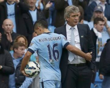 El técnico chileno felicita a Agüero tras sus cuatro goles.