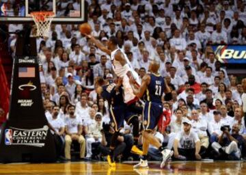 Chris Bosh trata de anotar ante la defensa de C.J. Watson.