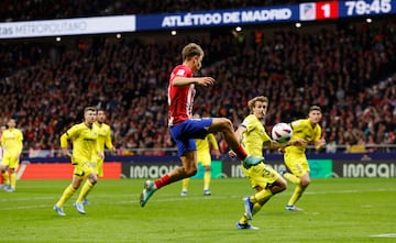 2-1. Centro diagonal de Koke para Marcos Llorente, que sube por la banda derecha, asiste de primeras y encuentra a Antoine Griezmann que está en boca de gol para empujar el balón.