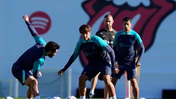 Los jugadores del FC Barcelona Ilkay Gundogan, Marc Guiu (c) y Joao Cancelo (d) durante el entrenamiento que el equipo azulgrana ha realizado este martes en la ciudad deportiva Joan Gamper para preparar el partido de Liga de Campeones que mañana disputará ante el Shakhtar Donetsk. EFE/Alejandro García