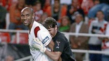 <b>BIGOLEADOR. </b>Kanouté bromea con el guardameta del Athletic, Armando.