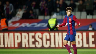El delantero portugués del FC Barcelona João Félix celebra su gol.