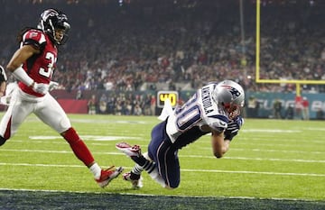 Tom Brady encontró a Danny Amendola en la red zone para poner a su equipo a una sola anotación, después de que James White anotase de carrera la conversión de dos.