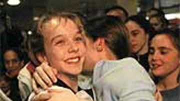 <B>ENHORABUENA.</B> Elena Gómez tuvo un recibiento efusivo en Madrid.