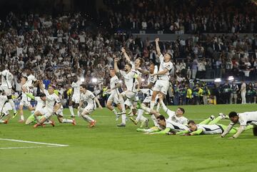 Los jugadores del conjunto blanco celebran la remontada y la clasificación para la final de la Champions League.