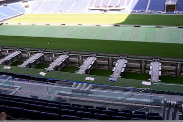 Una de las grandes novedades tecnológicas del Santiago Bernabéu, además de su techo retractable, es el complejo sistema de tratamiento del césped. Cuando el recinto acoge otro evento que no sea un partido de fútbol, la cancha duerme. Debajo de la planta principal se esconden cinco plantas, cada una con su función determinada. Así se dividen las cinco: mantenimiento del césped, sistema de riego, ventilación y climatización, tratamiento ultravioleta y la iluminación LED.