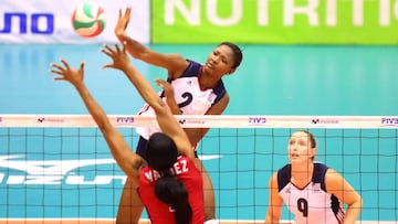 La jugadora de Estados Unidos Rhamat Hancock trata de anotar un punto ante Rep&uacute;blica Dominicana durante el partido por la final de la Copa Panamericana de Voleibol Femenino.