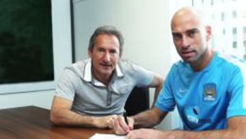 Willy Caballero en el momento de firmar su contrato junto a Txiki Begiristain.