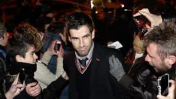 <b>ACLAMADOS. </b>Los jugadores del Valencia recibieron ánimos en su salida de Valencia.