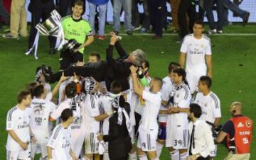 Ancelotti manteado por los jugadores después de conquistar la Copa del Rey en 2014