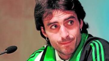 <b>CASTIGADO. </b>Josu Sarriegi, en una rueda de prensa.