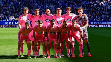 El once inicial del Celta posa en formación antes del inicio del partido contra el Espanyol en el RCDE Stadium.