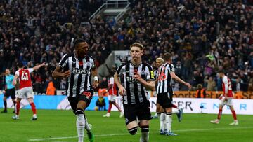 Soccer Football - Premier League - Newcastle United v Arsenal - St James' Park, Newcastle, Britain - November 4, 2023 Newcastle United's Anthony Gordon celebrates scoring their first goal with Joe Willock Action Images via Reuters/Lee Smith NO USE WITH UNAUTHORIZED AUDIO, VIDEO, DATA, FIXTURE LISTS, CLUB/LEAGUE LOGOS OR 'LIVE' SERVICES. ONLINE IN-MATCH USE LIMITED TO 45 IMAGES, NO VIDEO EMULATION. NO USE IN BETTING, GAMES OR SINGLE CLUB/LEAGUE/PLAYER PUBLICATIONS.