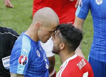 El eslovaco Martin Skrtel se encara con el gal谷s Neil Taylor.