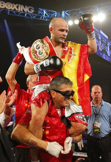 Kiko Martínez tuvo una carrera fulgurante. En 16 peleas, sin ganar el Nacional (se había llevado el Campeonato de la Unión Europea antes), disputó el Europeo del supergallo. Se fue a Dublín y venció al campeón. Perdió sus dos siguientes pleitos por ese cinturón y al tercero, de nuevo en Dublín, lo volvió a ganar. Su nombre en Europa tomó fuerza y tuvo recordado combate contra Carl Frampton. Perdió la opción de disputar el Mundial… a priori, porque seis meses después (agosto de 2013) le llegó la oportunidad. Fue a Atlantic City (Estados Unidos) como víctima propiciatoria y noqueó a Jonathan Romero para alzar el Mundial IBF del supergallo. Lo defendió ante Mathebula y Hasegawa. Eso le abrió la puerta de Frampton y volvió a caer. Durante muchos años y tras alguna derrota controvertida y por Mundiales, le quisieron retirar. Él siguió trabajando y confiando en sí mismo, así, en noviembre de 2021 volvió a ir de víctima propiciatoria a Inglaterra. Noqueó a Kid Galahad y se proclamó campeón mundial en su segunda división (pluma).