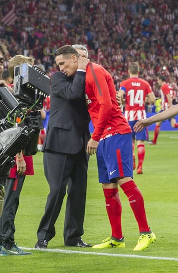 Hugo, Gárate y Fernando Torres hicieron el saque de honor.