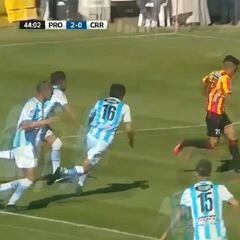 ¡Taco, la pisó y gol! El gran tanto de delantero chileno en Uruguay