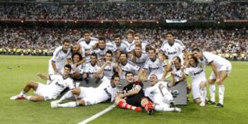 29-08-2012. Se disputó el partido de vuelta de la Supercopa de España en el Santiago Bernabéu. El Real Madrid perdió 3-2 en la ida, pero el valor doble de los goles les dió el triunfo a los madrileños al ganar en el segundo partido por 2-1. En la imagen, los jugadores posan con el trofeo.