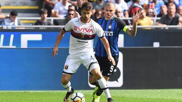 Soccer Football - Serie A - Inter Milan vs Genoa -  San Siro Stadium, Milan, Italy - September 24, 2017   Inter Milan&#039;s Mauro Icardi in action with Genoa&#039;s Miguel Veloso    REUTERS/Alberto Lingria