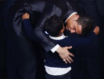 Cristiano Ronaldo subió con su hijo a recoger el Balón de Oro.