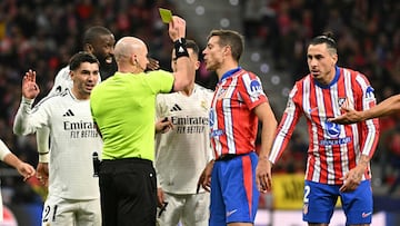 Marciniak, con los jugadores del Atlético y dle Real Madrid en el partido de vuelta de los octavos de final de la Champions.