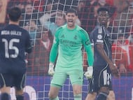 Courtois, enfadado durante el Benfica-Real Madrid.