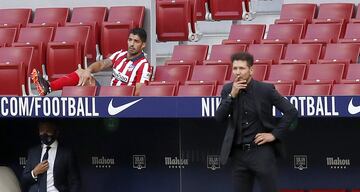 Diego Pablo Simeone y Luis Suárez en el banquillo. 