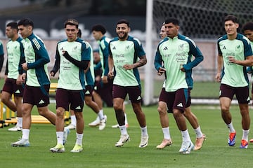 MEX1419. CIUDAD DE MÉXICO (MÉXICO), 08/10/2024.- Jugadores de la selección mexicana de fútbol, participan en un entrenamiento previo al amistoso contra Valencia en el Centro de Alto Rendimiento este martes, en Ciudad de México (México). EFE/Sáshenka Gutiérrez
