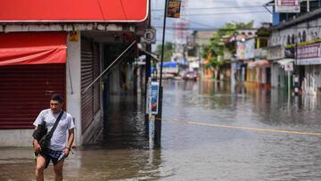 MEX60. MINATITLAN (M&Eacute;XICO), 05/10/2017.- Un hombre camina por una calle inundada hoy, jueves 5 de octubre de 2017, en el municipio de Minatitlan, al sur del estado de Veracruz (M&eacute;xico). Al menos tres personas murieron y 3.500 viviendas se vieron da&ntilde;adas por las inundaciones causadas por la tormenta tropical Ram&oacute;n en el sure&ntilde;o estado mexicano de Oaxaca, informaron hoy las autoridades. EFE/&Aacute;ngel Hern&aacute;ndez