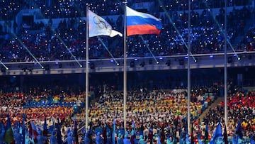 Imagen de las banderas ol&iacute;mpica y Rusia durante la ceremonia de clausura de los Juegos Ol&iacute;mpicos de Sochi 2014.