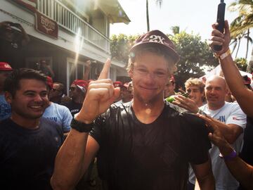 El campeón del mundo de surf de los dos últimos años ha ingresado 5,37 millones de dólares por patrocinios y 320.000 dólares en premios en competición. Sponsors: Hurley, Stance, Futures, Nixon, Dakine y Pyzel surfboards.