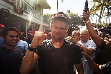 El campeón del mundo de surf de los dos últimos años ha ingresado 5,37 millones de dólares por patrocinios y 320.000 dólares en premios en competición. Sponsors: Hurley, Stance, Futures, Nixon, Dakine y Pyzel surfboards.