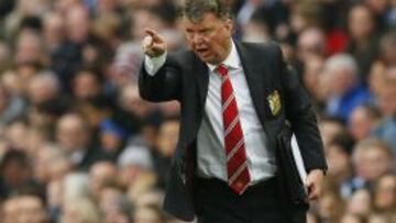 Louis Van Gaal da órdenes desde la banda durante el derbi entre Manchester City y Manchester United en la Premier League.