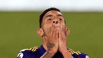 Argentina&#039;s Boca Juniors forward Carlos Tevez gestures after missing a chance of goal against Talleres during their Argentina First Division 2020 football match at La Bombonera stadium, in Buenos Aires, on November 15, 2020. (Photo by ALEJANDRO PAGNI / AFP)