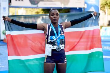 La keniata Joyce Chepkemoi con 1h 09:22 se proclamó vencedora de la media maratón.