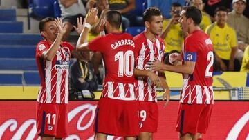 Correa es felicitado por Carrasco, Lucas y Godín por su primer gol en el las Palmas-Atlético.