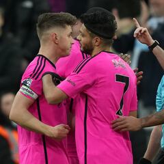 Raúl Jiménez es expulsado en el Newcastle vs Fulham