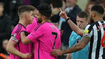 Raúl Jiménez es expulsado en el Newcastle vs Fulham