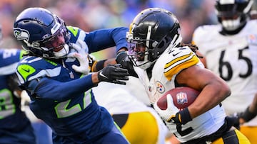 SEATTLE, WASHINGTON - DECEMBER 31: Najee Harris #22 of the Pittsburgh Steelers runs for a first down against the Seattle Seahawks during the fourth quarter at Lumen Field on December 31, 2023 in Seattle, Washington. Conor Courtney/Getty Images/AFP (Photo by Conor Courtney / GETTY IMAGES NORTH AMERICA / Getty Images via AFP)