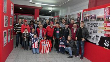 Los peñistas de Alicante, en la exposición.