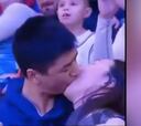 La 'Kiss Cam' más pasional de la historia: el niño de atrás es cuento aparte