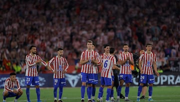 Los jugadores del Atlético, en la tanda de penaltis ante la Real Sociedad.