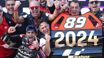 Jorge Martín celebra con Gino Borsoi y el resto de miembros del Pramac su título de MotoGP.