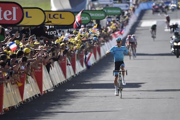 El español Omar Fraile cruzando la linea de meta, ganando la 14ª etapa del Tour de Francia.