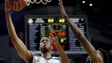 GRA495. MADRID. 24/05/2017.- El ala pívot estadounidense del Real Madrid Anthony Randolph (i) encesta ante el alero griego del Morabanc Andorra T. Antetokounmpo, durante el partido de Liga ACB que Real Madrid y MoraBanc Andorra juegan esta tarde en el Palacio de los Deportes de la Comunidad de Madrid. EFE/JuanJo Martín