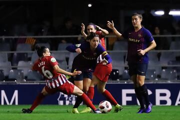 La jugadora del Barcelona Losada trata de controlar el bal¨®n ante la defensa rojiblanca.